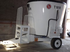 供应9立方TMR饲料搅拌车，牛羊饲料搅拌机，出口泰国产品