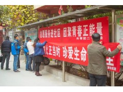 郑州青年服务队进社区检修电动车