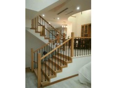 长沙铁艺楼梯扶手上门安装-实木扶手和铁艺护栏栏杆组合