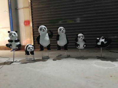 荆门掇刀区景观园林户外草地玻璃钢仿真熊猫家庭雕塑小品摆件