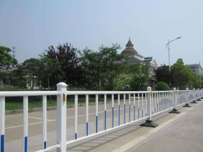 青海护栏_供应青海实用的西宁锌钢护栏