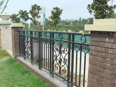 宁夏公路护栏|银川天龙喷塑围栏加工厂提供质量硬的宁夏铸铁护栏