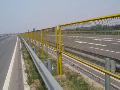 铁路护栏网供应-广西久江金属制品提供好用的公路铁路护栏网