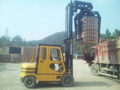 抱砖车生产厂家_河北实惠的砖用装卸机哪里有供应