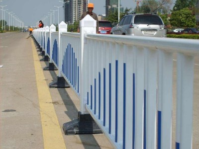 河南京式护栏市政道路护栏人行道公路隔离防护栏杆交通护栏