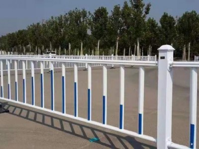 1米高交通护栏现货出售 蓝白色相间市政护栏  pvc锌钢护栏