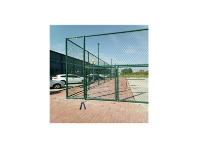 新农村建设篮球场围栏 运动场地围栏网 直角柱篮球场围栏