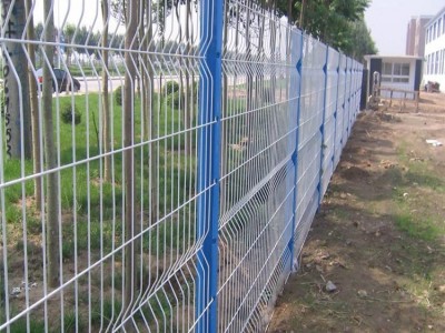 工厂供应三角折弯护栏网 桃型柱护栏 折弯护栏网