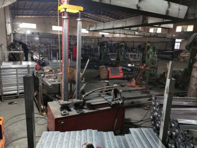 自动立柱底板焊机-红九州