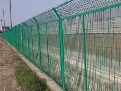高速公路护栏网绿色防护网 围栏网果园养殖圈地隔离护栏网