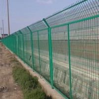 高速公路护栏网绿色防护网 围栏网果园养殖圈地隔离护栏网