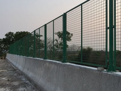 厂家定制高速公路桥梁防抛网 浸塑工地钢丝浸塑护栏网
