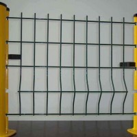 专业生产桃形柱护栏，折弯护栏，曲面护栏网，三角护栏网，铁丝栅