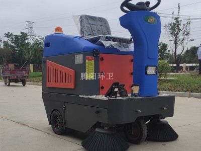 腾阳电动驾驶式扫地车在使用中的优势