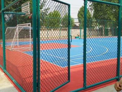 河北工厂直供体育场隔离栅防护网 篮球场围网