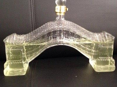桥梁造型玻璃白酒瓶赵州桥造型玻璃瓶异形吹制工艺酒瓶