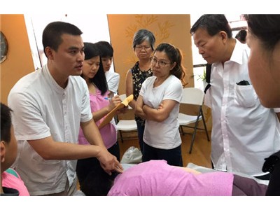 洪旭俊老师在公益活动中分享颈椎健康知识