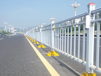 惠州公路预埋式锌钢护栏定制 城区道路美化铁艺栏杆