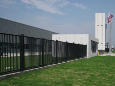 产业园防护金属焊接式栏杆照片 广州创意园拼装式围栏