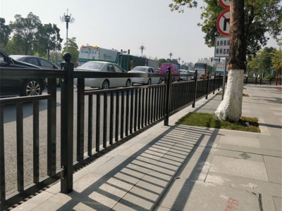 车道分隔镂空式防撞栏供应 韶关马路中间焊接式防护栏