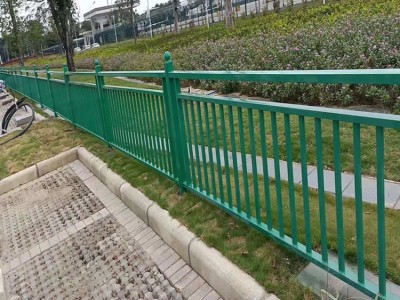 道路边坡防撞铁艺栏杆照片 湛江公路陡坡防护耐候护栏