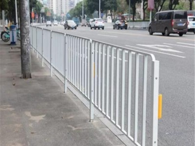 市政道路经典款木棉花护栏照片 广州城市马路铁艺防护栏
