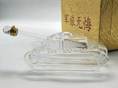 河间华企生产坦克造型酒瓶高硼硅玻璃酒瓶包装容器1000ml