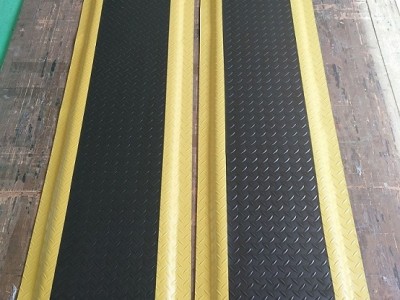 工业脚踏垫，黑底黄边脚踏垫，工位防滑地垫